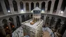 Kondisi Edicule di dalam Gereja Makam Kudus yang sedang direnovasi, Yerusalem (20/3). Selama sembilan bulan, perbaikan makam Yesus Kristus menitikberatkan restorasi pada struktur kecil di atas tempat pembaringan (Edicule). (AP Photo/Sebastian Scheiner)