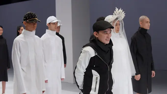 Koleksi Refounders dari Rinaldy A. Yunardi di panggung JFW 2021