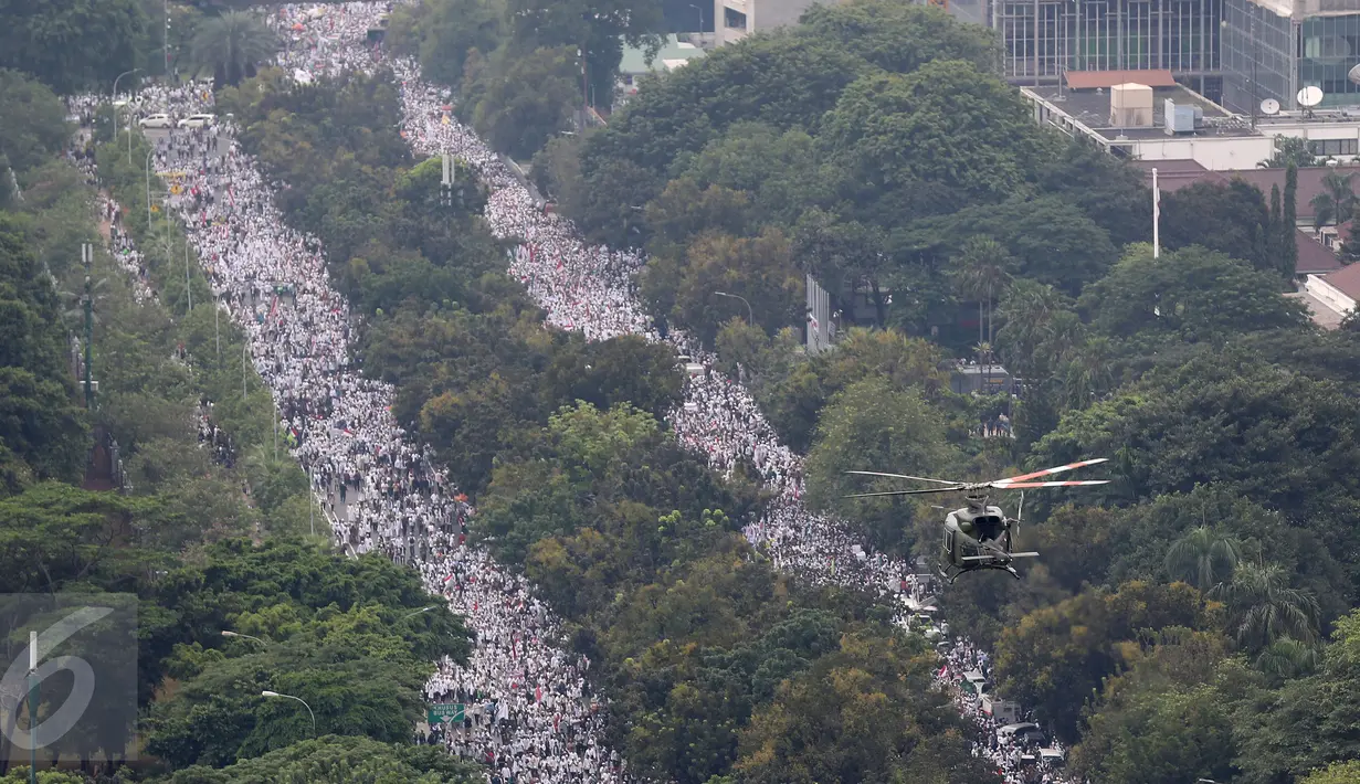 Tampak sebuah helikopter memantau jalannya unjuk rasa ormas Islam saat bergerak di Jalan Medan Merdeka, Jakarta, Jumat (4/11). Massa menuntut  Gubernur Jakarta Basuki T Purnama ditangkap atas dugaan penistaan agama. (Liputan6.com/Fery Pradolo)