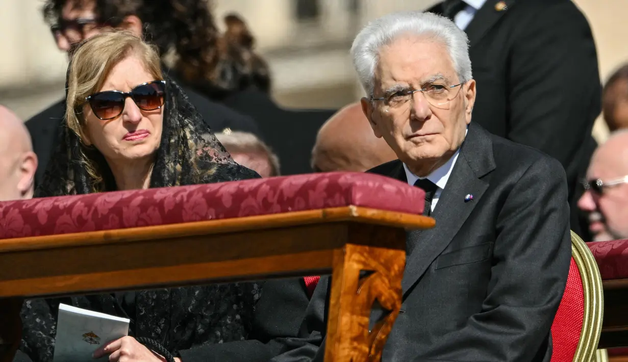 Presiden Italia Sergio Mattarella (kanan) dan putrinya Laura Mattarella sesaat sebelum dimulainya upacara pemakaman mendiang Paus Fransiskus di Lapangan Santo Petrus di Vatikan pada 26 April 2025. (Alberto PIZZOLI/AFP)