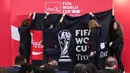 Hal ini dikarenakan, piala tertinggi kompetisi sepak bola dunia tersebut sedang mampir ke Jakarta Convention Center (JCC) dalam rangkaian acara Coca Cola FIFA World Cup Trophy Tour pada Kamis (22/1/2026). Tampak dalam foto, penyelenggara membuka selubung penutup trofi original Piala Dunia terpajang saat gelaran FIFA World Cup Trophy Tour by Coca-Cola di Jakarta International Convention Center (JICC), Senayan, Jakarta, Kamis (22/1/2026). (Bola.com/Abdul Aziz)