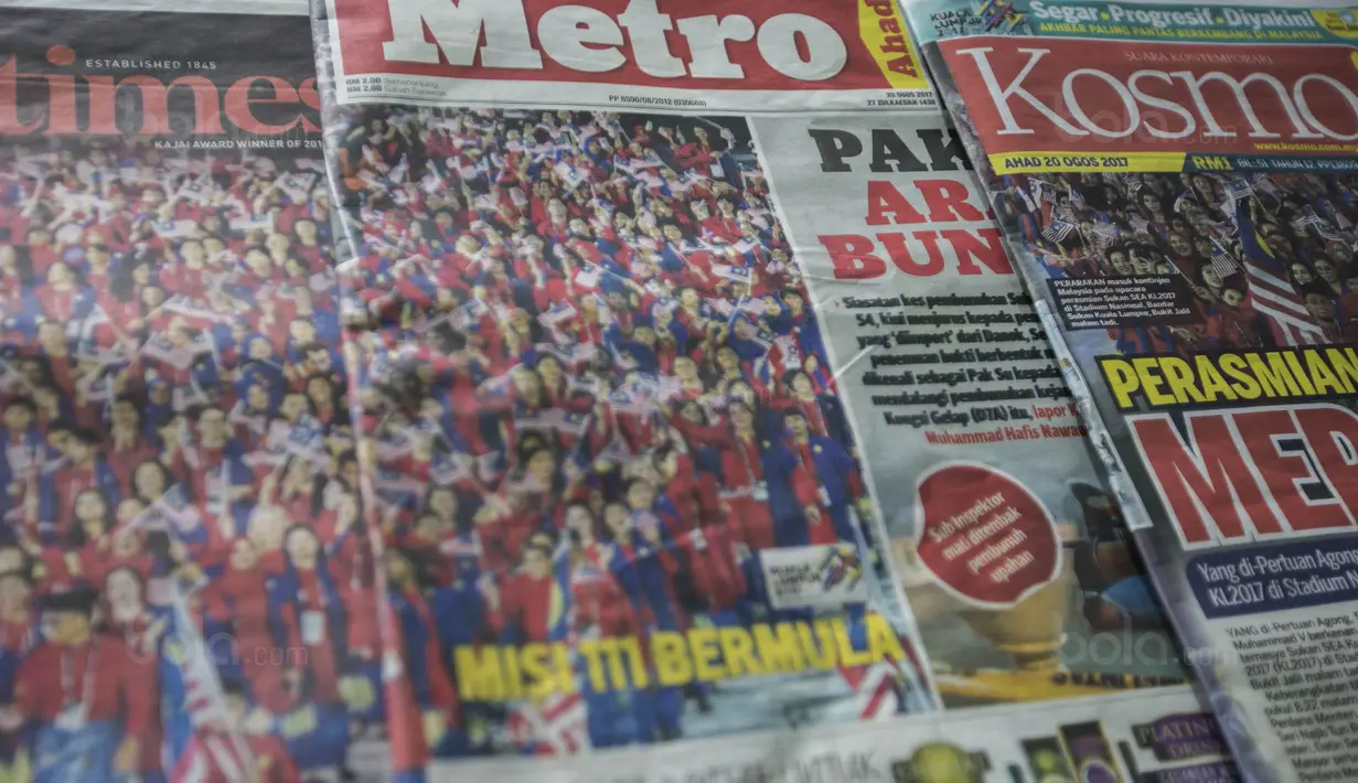 Koran di Malaysia memasang bendera Indonesia terbalik di Kuala Lumpur, Minggu (20/8/2017). Setelah pemasangan bendera Indonesia terbalik terjadi di buku Sea Games kini giliran koran Malaysia melakukan hal sama. (Bola.com/Vitalis Yogi Trisna)