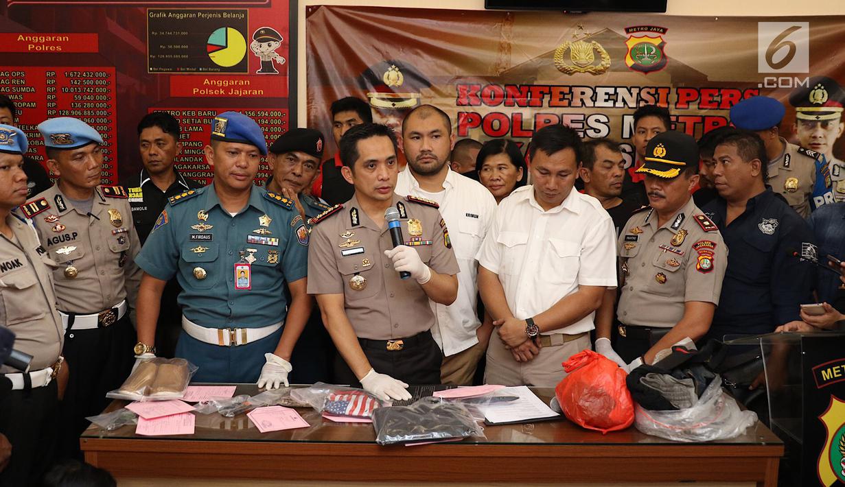Kapolres Jakarta Selatan Kombes Pol Indra Jafar saat rilis kasus pembunuhan pensiunan TNI AL Hunaedi di Jakarta, Kamis (12/4). Polisi menangkap seorang tersangka berinisial S berusia 20 tahun. (Liputan6.com/Immanuel Antonius)