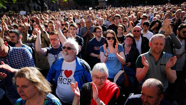 20170523-Warga Manchester Gelar Doa Bersama untuk Korban Ledakan-AP
