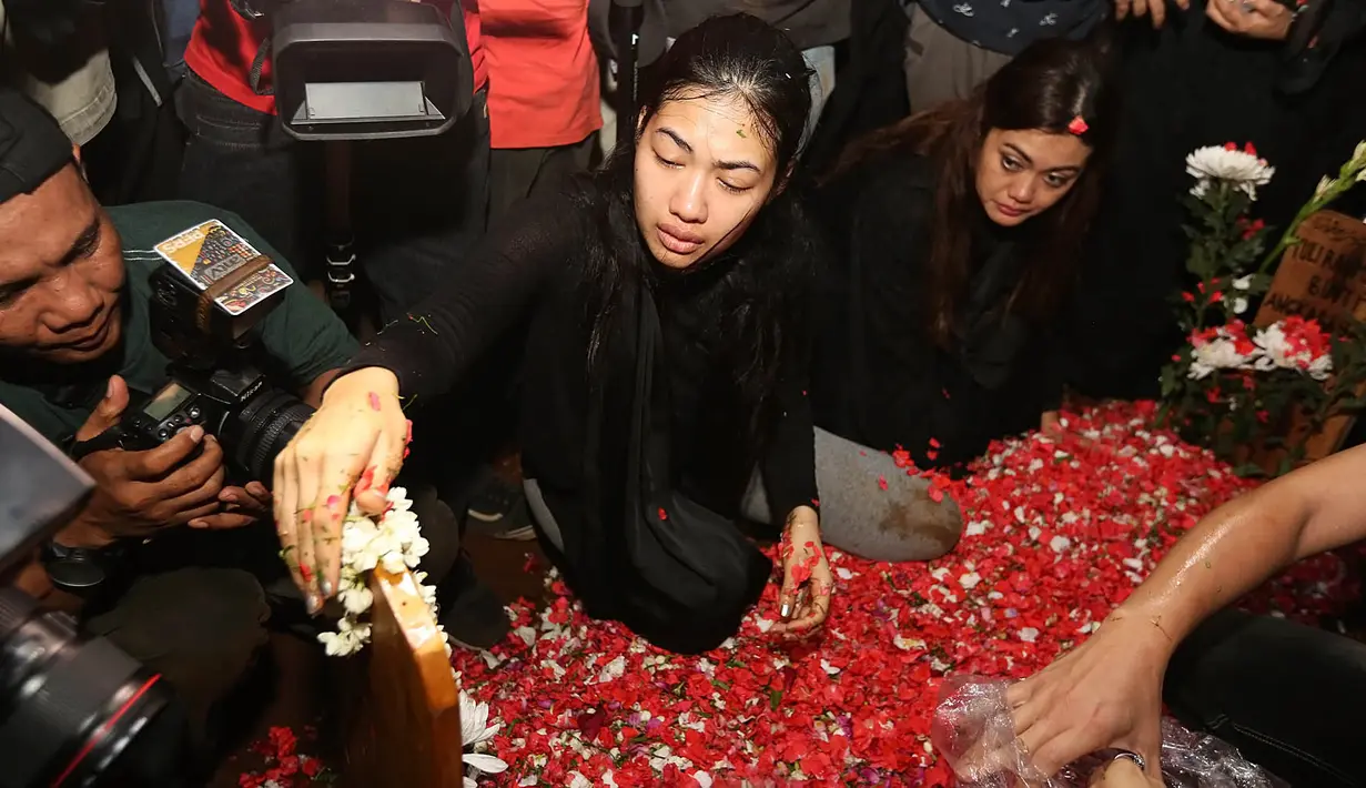 Sebelum meninggal dunia, perjuangan Jupe memang cukup keras dalam melawan kanker serviksnya. Bahkan sehari sebelumnya, ia masih menjalani operasi pada bagian perut. (Bambang E.Ros/Bintang.com)