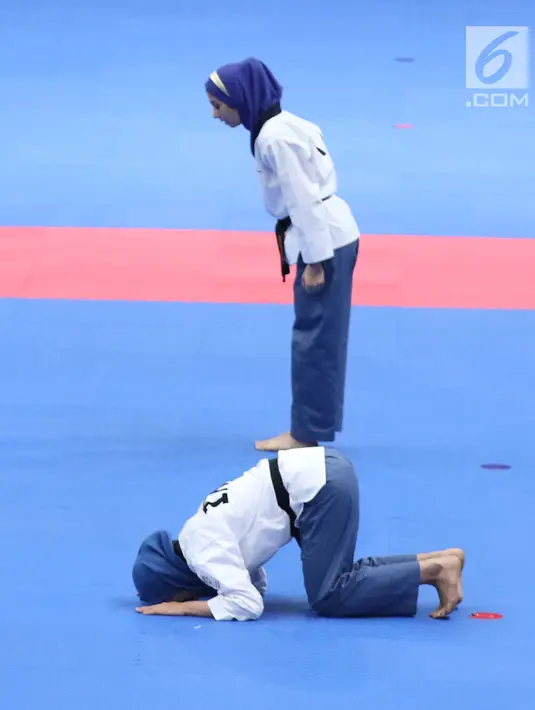 Atlet Taekwondo putri Indonesia, Defia Rosmaniar melakukan sujud syukur saat merayakan kemenangan atas Salahshouri Marjan (Iran) pada Final Women Individual Poomsae di JCC, Jakarta, Minggu (19/8). (Liputan6.com/Helmi Fithriansyah)