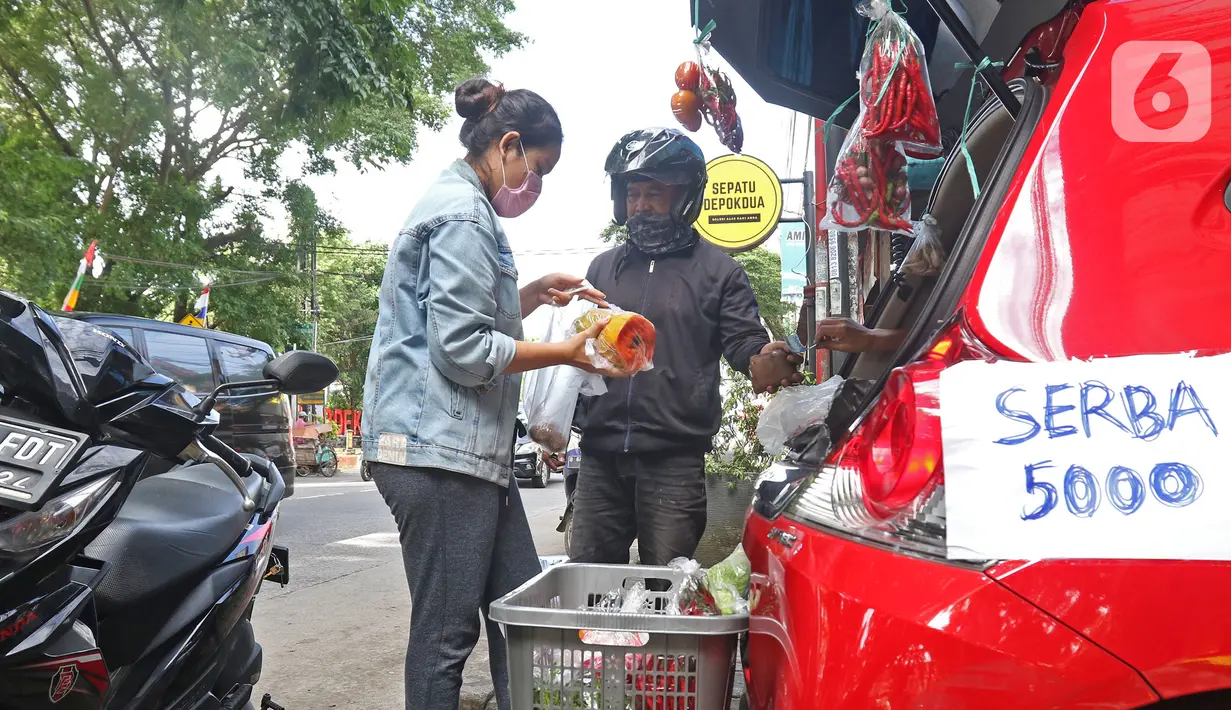 Cynthia (28) mahasiswi perguruan tinggi swasta (kiri) melayani calon pembeli di Jalan Santosa, Depok, Jawa Barat, Kamis (21/5/2020). Cynthia berjualan berbagai macam sayuran guna memenuhi kebutuhan sehari-hari di tengah pandemi Covid-19. (Liputan6.com/Herman Zakharia)