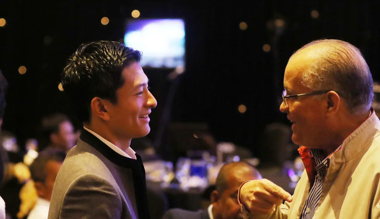 Rio Haryanto (kiri) berbincang dengan Helmy Sungkar saat menerima penghargaan pada acara IMI Awards di Hotel Borobudur, Jakarta, Kamis (17/12/2015). (Bola.com/Nicklas Hanoatubun)
