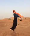 Citra Kirana di padang pasir Dubai dalam rangkaiannya melakukan umroh sekaligus liburan. Pose melompat ini seakan menunjukkan Citra Kirana terbang. (via instagram/@citraciki)