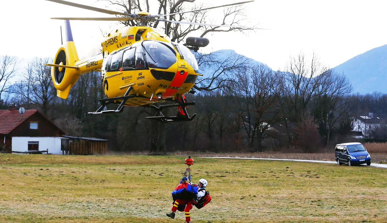 Helikopter membawa korban tabrakan antara dua kereta di dekat Bad Aibling, Selasa (9/2). Kepolisian federal Jerman di lokasi mengatakan sedikitnya delapan orang tewas dan sekitar 100 lainnya cedera. (REUTERS/Michael Dalder)