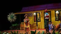 Penari topeng dan bodoran berinteraksi dalam tari lipet gandes di Teater Kecil, Taman Ismail Marzuki (5/8/2019). Foto: Majalah Betawi