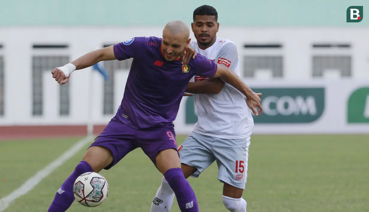 Pemain Persik Kediri, Youssef Ezzejjari (kiri) berebut bola dengan pemain PSM Makassar, Hasyim Kipuw dalam laga pekan ke-4 BRI Liga 1 2021/2022 di Stadion Wibawa Mukti, Cikarang, Kamis (23/9/2021). Persik kalah 2-3. (Bola.com/M Iqbal Ichsan)