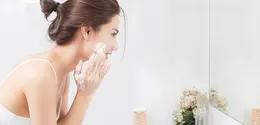 Gentle facial wash untuk kulit tetap nyaman saat liburan. (jayzynism/Depositphotos)