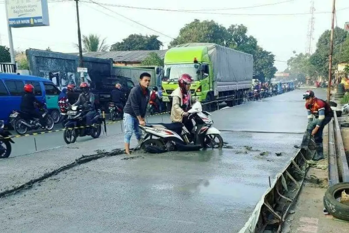[Bintang] Nggak Sabaran, Ibu Ini Lewati Jalan Masih Dicor, Begini Hasilnya