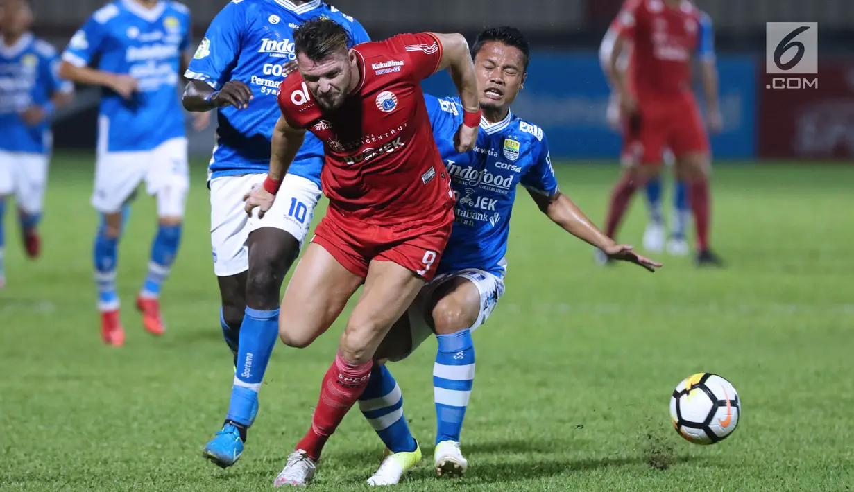 Penyerang Persija, Marko Simic (kiri) berebut bola dengan pemain Persib, Dedi Kusnandar pada lanjutan Go-Jek Liga 1 Indonesia 2018 bersama Bukalapak di Lapangan PTIK, Jakarta, Sabtu (30/6). Persija unggul 1-0. (Liputan6.com/Helmi Fithriansyah)