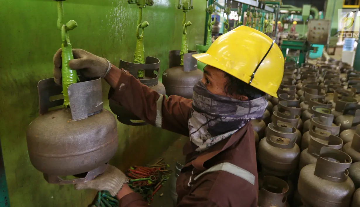Pekerja mereproduksi tabung gas elpiji 3 kg di Depot LPG Tanjung Priok, Jakarta, Selasa (29/1). Pemerintah dan Badan Anggaran DPR menyepakati kenaikan anggaran subsidi energi Rp 4,1 triliun di tahun 2019 menjadi Rp 160 triliun. (Liputan6.com/Johan Tallo)