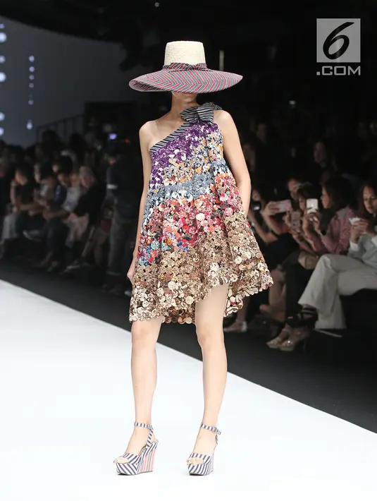 Model berjalan diatas catwalk membawakan rancangan Edward Hutabarat saat pembukaan Jakarta Fashion Week 2018 di Senayan City, Jakarta, Sabtu (21/10). JFW 2018 mengusung tema 'Bhinneka dan Berkarya'. (Liputan6.com/Herman Zakharia)