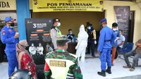 Tes Covid-19 di Pelabuhan Kamal. (Dian Kurniawan/Liputan6.com)