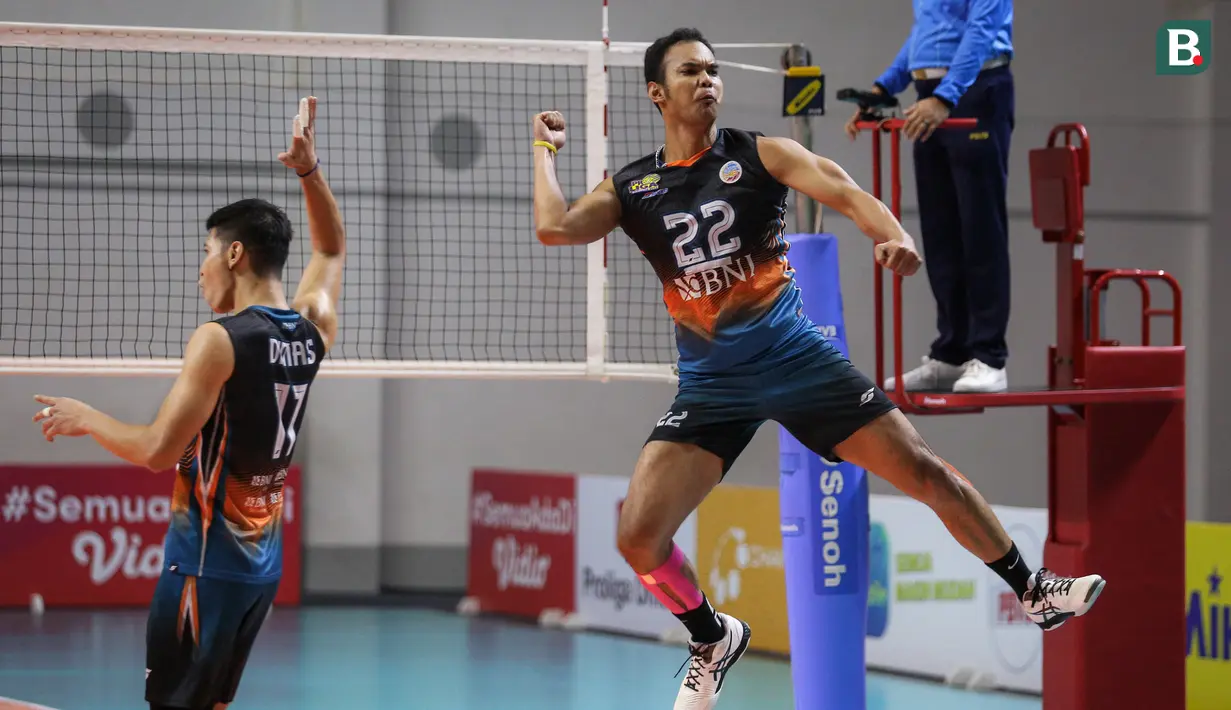 Pemain Jakarta BNI 46, Bagus Wahyu Ardianto (kanan) melakukan selebrasi usai timnya mencetak poin saat menghadapi Jakarta Pertamina Pertamax dalam laga perebutan tempat ke-3 PLN Mobile Proliga 2022 di Padepokan Voli Jenderal Polisi Kunarto, Sentul, Minggu (27/03/2022). (Bola.com/Bagaskara Lazuardi)