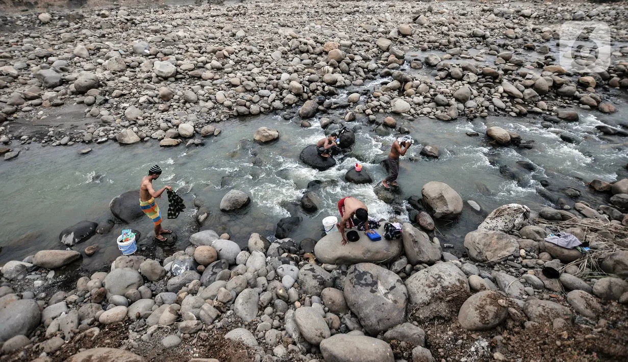 Warga mandi di Sungai Cipamingkis, Desa Jagaita, Jonggol, Kabupaten Bogor, Jawa Barat, Kamis (29/7/2021). Warga mandi dan mencuci pakaian di aliran Sungai Cipamingkis lantaran sumur di rumah mereka mengalami kekeringan sejak satu bulan lalu. (merdeka.com/Iqbal S. Nugroho)