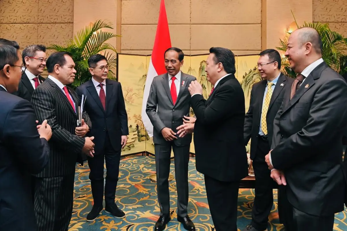 Presiden Jokowi menggelar pertemuan bisnis bersama Kamar Dagang Indonesia di Tiongkok (INACHAM) dan sejumlah pengusaha Tiongkok, Jumat (28/7/2023)