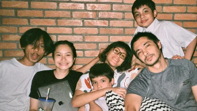 6 Potret Kedekatan Satine Zaneta dengan Sang Kakak, Jarang Terekspos