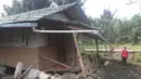 Warga melihat rumah yang rusak akibat pergeseran tanah di kawasan Bojong Koneng, Babakan Madang, Kabupaten Bogor, Jawa Barat, Jumat (16/9/2022). Badan Penanggulangan Bencana Daerah (BPBD) setempat mencatat 18 unit rumah mengalami kerusakan, dan pergeseran tanah itu menyebabkan retakan-retakan di tanah, dinding, plafon dan lantai rumah warga serta akses jalan sudah tidak bisa dilewati oleh kendaraan roda dua dan roda empat. (Liputan6.com/Herman Zakharia)