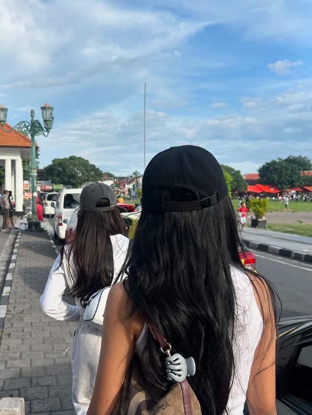 7 Potret Fuji An Liburan di Jogja, Coba Lewati Pohon Beringin Kembar di Alun-Alun