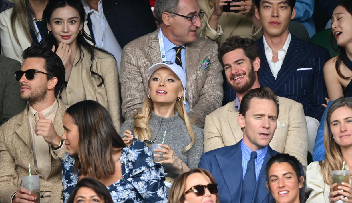 <p>Kemunculan Krystal dan Kim Woo Bin pertama kali diketahui melalui foto-foto yang tersebar di media sosial saat keduanya sedang menyaksikan Kejuaraan Wimbledon. Keduanya duduk berdampingan. (Foto: Twitter/ altvalorasoo)</p>