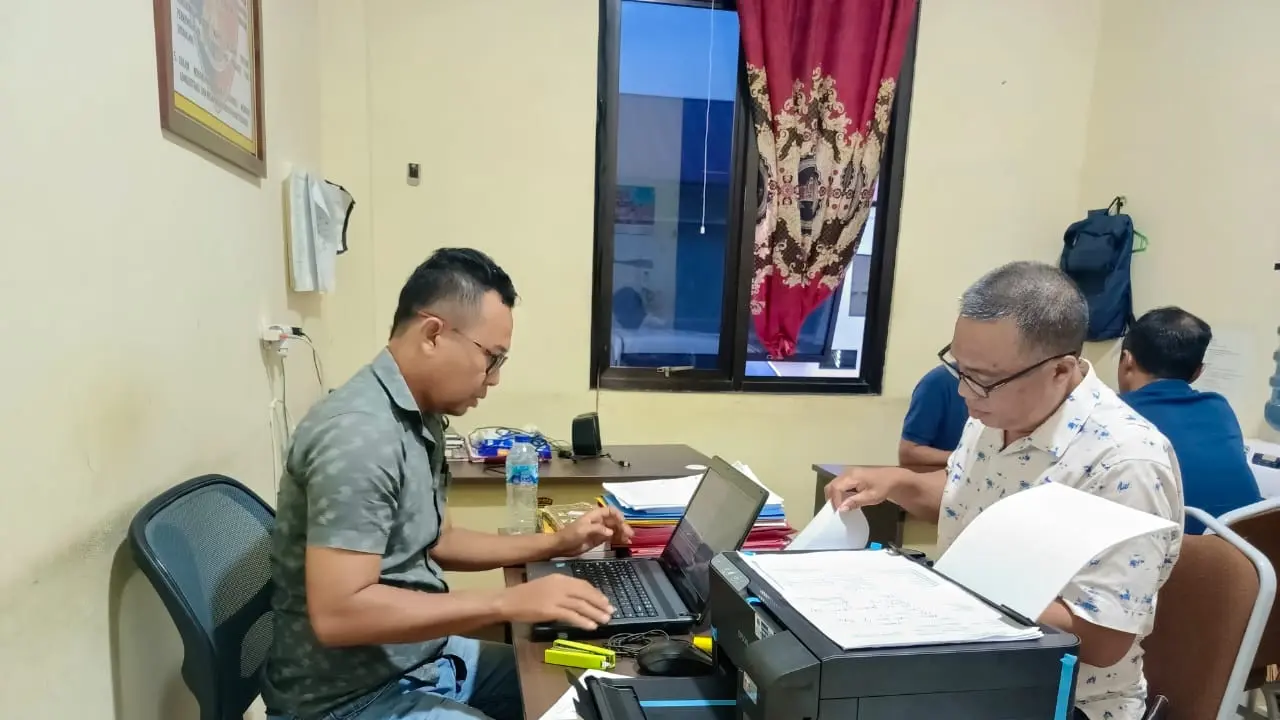 Sekretaris DPRD Sitaro Masri Kasehung (kanan) saat menjalani pemeriksaan di Polres Sitaro, Jumat (1/11/2024).