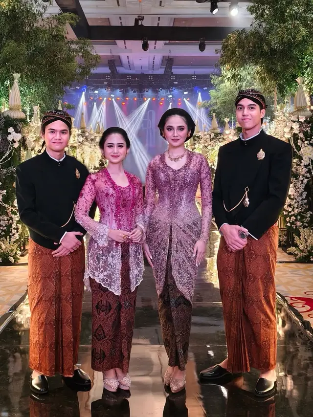 8 Potret Keluarga Al Ghazali-Alyssa Daguise di Ngunduh Mantu, Bergaya Adat Jawa