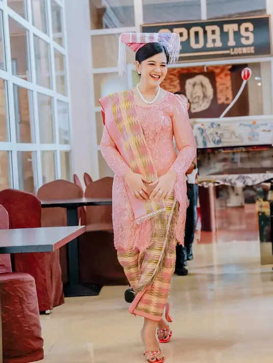 Kahiyang Ayu tampil berbeda mengenakan baju adat Simalungun. Kebaya berwarna merah muda dipadunya dengan kain adat sebagai rok dan selendang. [Foto: Instagram]