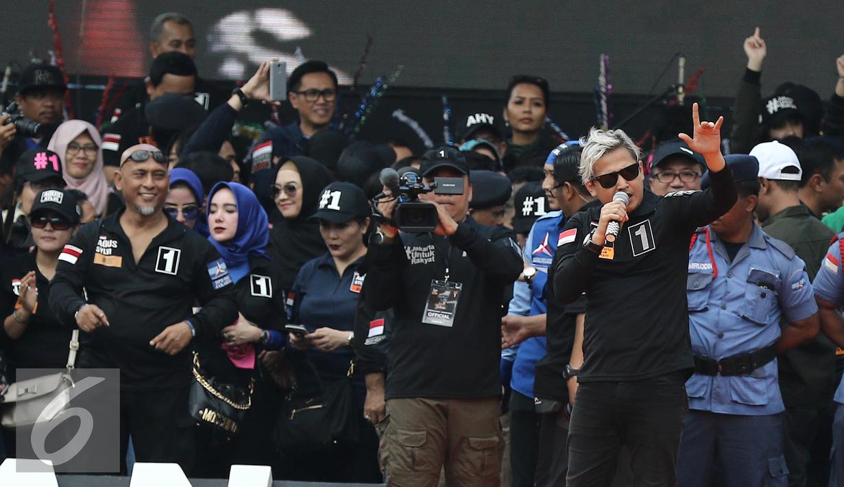 Penampilan Vokalis Tipe-X, Tresno Riadi saat Kampanye Akbar Satukan Jakarta di kawasan Kuningan, Jakarta, Sabtu (11/2). Sederet artis ikut memeriahkan kampanye akbar dari pasangan Agus - Sylviana tersebut. (Liputan6.com/Herman Zakharia)