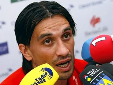 Swiss midfielder Hakan Yakin answers journalist&#039;s questions during a press conference at Feusisberg on June 03, 2008, ahead of the Euro 2008 Football Championships co-hosted by Austria and Switzerland. AFP PHOTO / Olivier MORIN