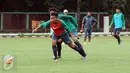 Pemain Timnas Indonesia U-19 saat melakukan latihan di Lapangan Atang Sutresna, Jakarta, Kamis (20/4). Sebanyak 32 pemain menjalani pemusatan latihan persiapan Piala AFF U-19 2017 dan Kualifikasi Piala Asia. (Liputan6.com/Helmi Fithriansyah)