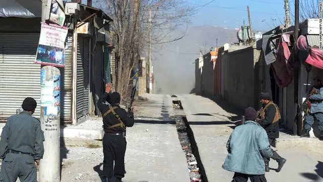 Pasukan keamanan menjaga perimeter lokasi serangan bom bunuh diri di Kabul, Afghanistan pada Kamis 28 Desember 2017 (AP)
