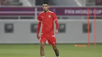 Gelandang Maroko, Azzedine Ounahi membawa bola dalam sesi latihan jelang menghadapi Prancsi di babak semifinal Piala Dunia 2022 di Stadion Al Duhail SC di Doha pada 13 Desember 2022. Berdasarkan rekor empat pertemuan terakhir, Prancis masih lebih diunggulkan daripada Maroko. (AFP/Karim Jaafar)