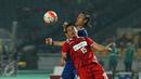 Penyerang Calcio Legend, Marco Delvecchio (kanan) berebut bola atas dengan gelandang Primavera Baretti Irwan saat laga persahabatan di Stadion GBK Jakarta, Sabtu (21/5/2016). Calcio Legend menang telak 4-0. (Liputan6.com/Helmi Fithriansyah)
