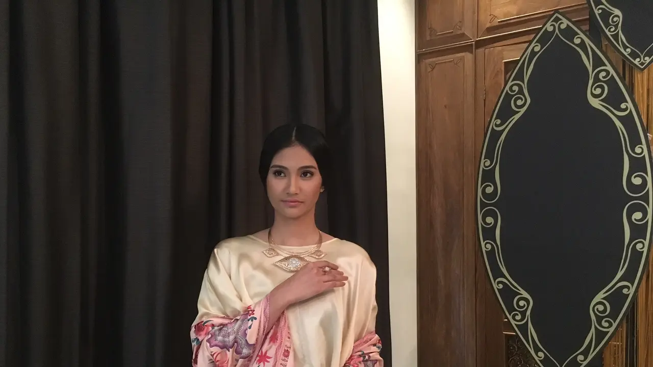 Melalui, koleksi Seri Nusa, The Palace Jeweler mengangkat Pending, siluet perhiasan dari Indonesia Barat.