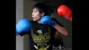 Seorang Karateka Putri dengan kaos bergambar garuda tengah berlatih mematangkan pukulan di Senayan, Jakarta, (Bola.com/Nicklas Hanoatubun)