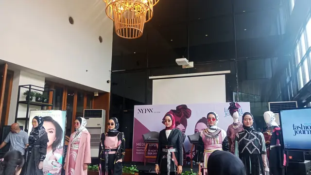 Dian Pelangi dan Itang Yunasz di NYFW 2019