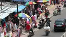 Suasana pedagang kaki lima (PKL) berjualan di sepanjang trotoar kawasan Tanah Abang, Jakarta, Rabu (1/11). Keberadaan pedagang yang berjualan menganggu akses pejalan kaki dan kendaraan yang melintas di kawasan tersebut. (Liputan6.com/Angga Yuniar)