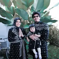 Atta dan Aurel pilih baju lebaran berwarna hitam juga tak kalah hits dari tren sage green. [Foto: @attalahilintar]