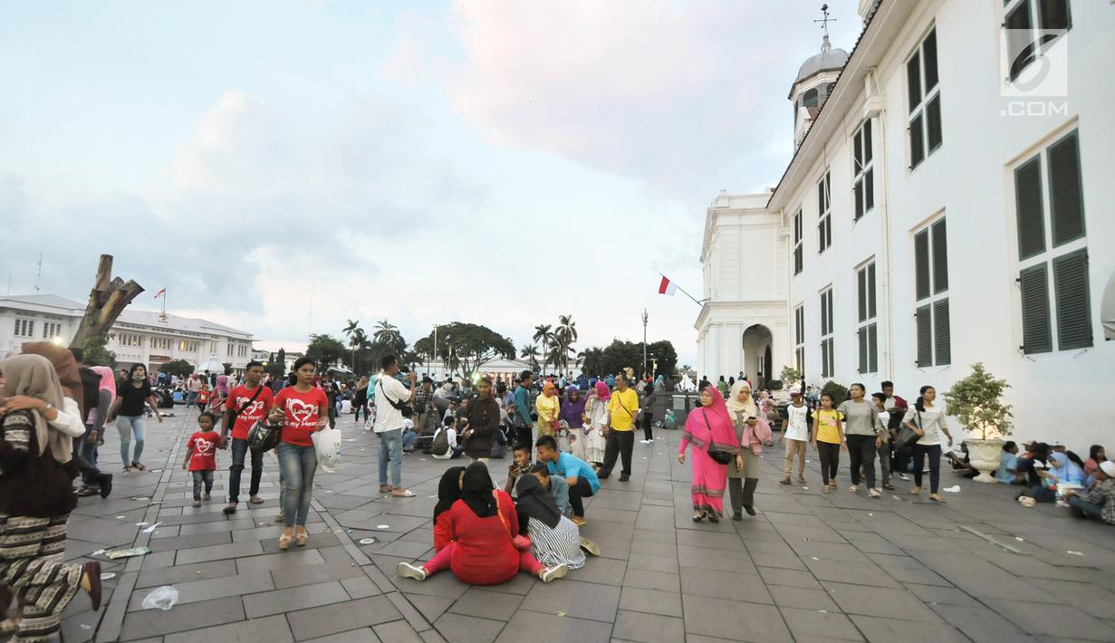 Sejumlah pengunjung berwisata di kawasan wisata Kota Tua, Jakarta, Selasa (27/6). Mereka mengajak sanak keluarga untuk menghabiskan waktu berlibur Lebaran 2017. (Liputan6.com/Yoppy Renato)