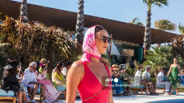 Fashion Show Baju Renang di Arab