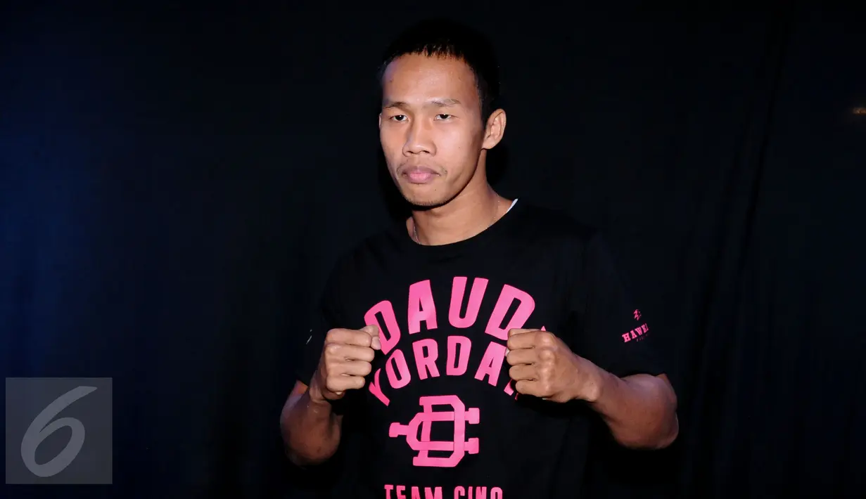 Petinju Indonesia, Daud Yordan berpose usai melakukan timbang badan di Balai Sarbini, Jakarta, Rabu (3/2/2016). Daud akan melawan Yoshitaka Kato dalam laga kelas ringan WBO "Road to the World Champions", Jumat (5/2). (Liputan6.com/Helmi Fithriansyah)