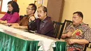 Wali Kota Jakpus, Mangara Pardede (kedua kanan) bersama pengelola GBK memberikan keterangan di Jakarta, Jumat (13/5). Manajemen PPKGBK bersama Pemprov DKI akan menertibkan pedagang tanaman hias di trotoar kawasan Senayan. (Liputan6.com/Immanuel Antonius)