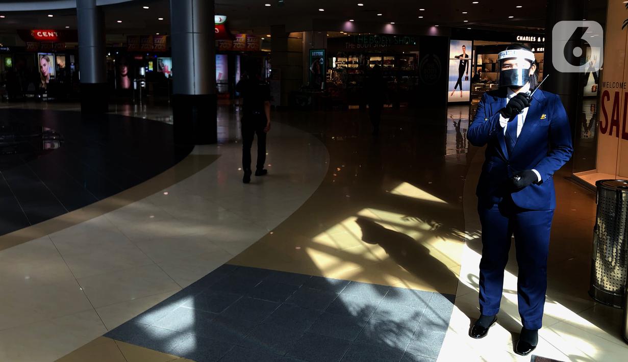 Petugas berjaga di salah satu pusat perbelanjaan di Depok, Jawa Barat, Rabu (17/6/2020). Mulai 16 Juni 2020, sejumlah pusat perbelanjaan di Kota Depok kembali beroperasi selama masa PSBB proporsional, namun tetap dengan memerhatikan protokol kesehatan. (Liputan6.com/Immanuel Antonius)