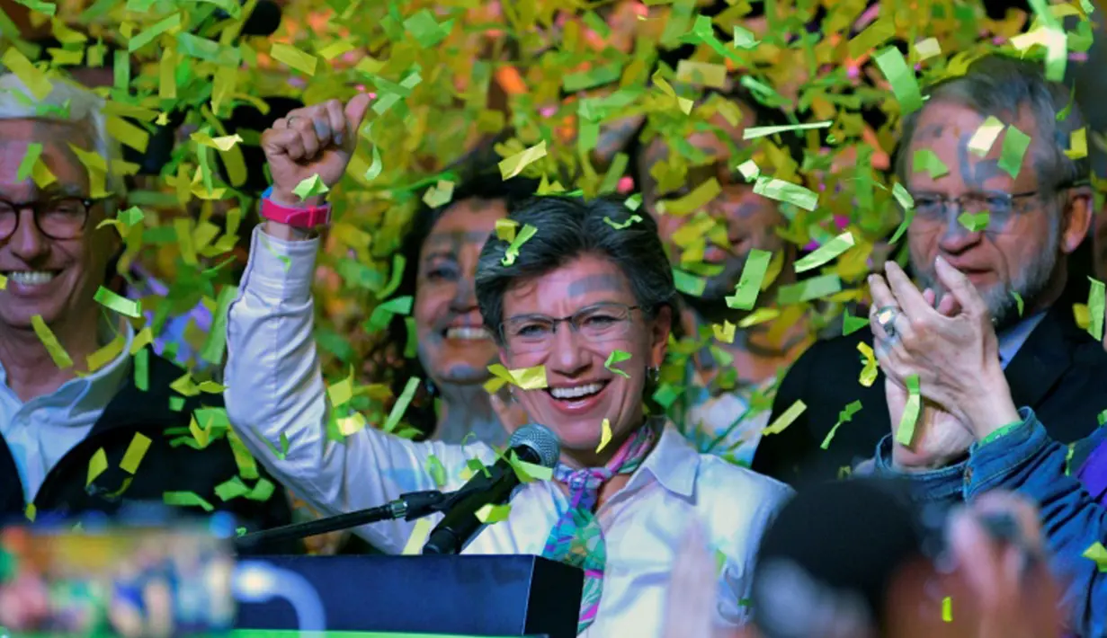 Kandidat Wali Kota Bogota, Claudia Lopez merayakan kemenangannya pada pemilihan umum (pemilu) daerah di Bogota, 27 Oktober 2019. Kandidat dari kalangan sayap tengah-kiri itu menjadi wali kota perempuan pertama di ibu kota Kolombia tersebut. (Raul ARBOLEDA / AFP)