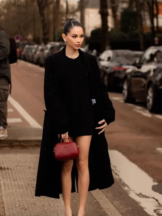 Alyssa tampil menawan dengan gaya elegan mengenakan mini dress hitam dipadukan coat panjang. [@alyssadaguise]